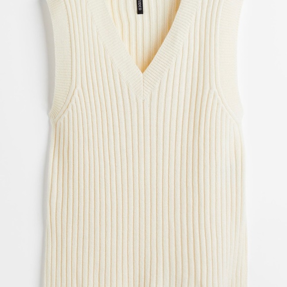 Beige sweater vest - Picture 1 of 5